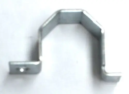 Daikin Rohrschelle aus Metall, U-förmig mit einer seitlichen Halterung. Geeignet zur Befestigung von Rohren in Heizungs- und Klimaanlagen.